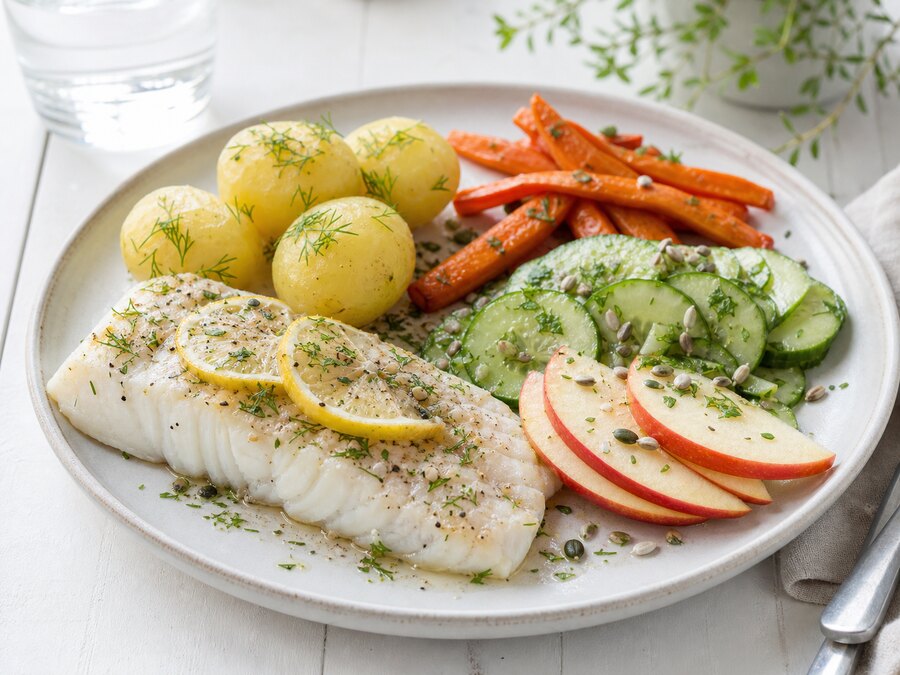 Fisk i ugn med potatis, morötter, gurka och äpple