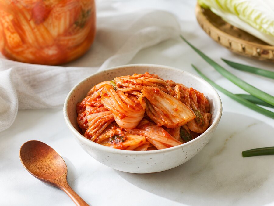 Kimchi i en ljus skål med kål och salladslök