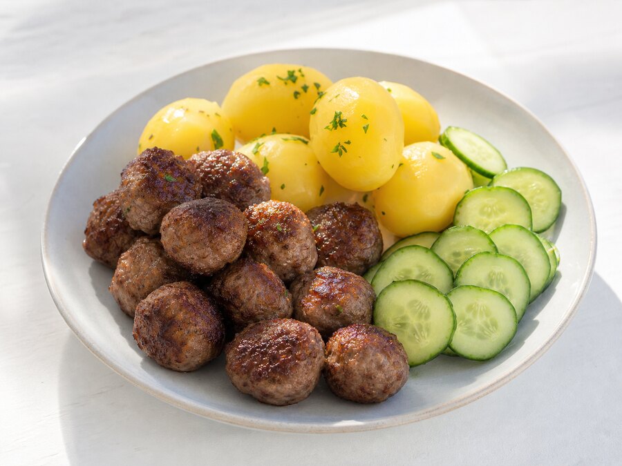 Köttbullar med kokt potatis och gurka