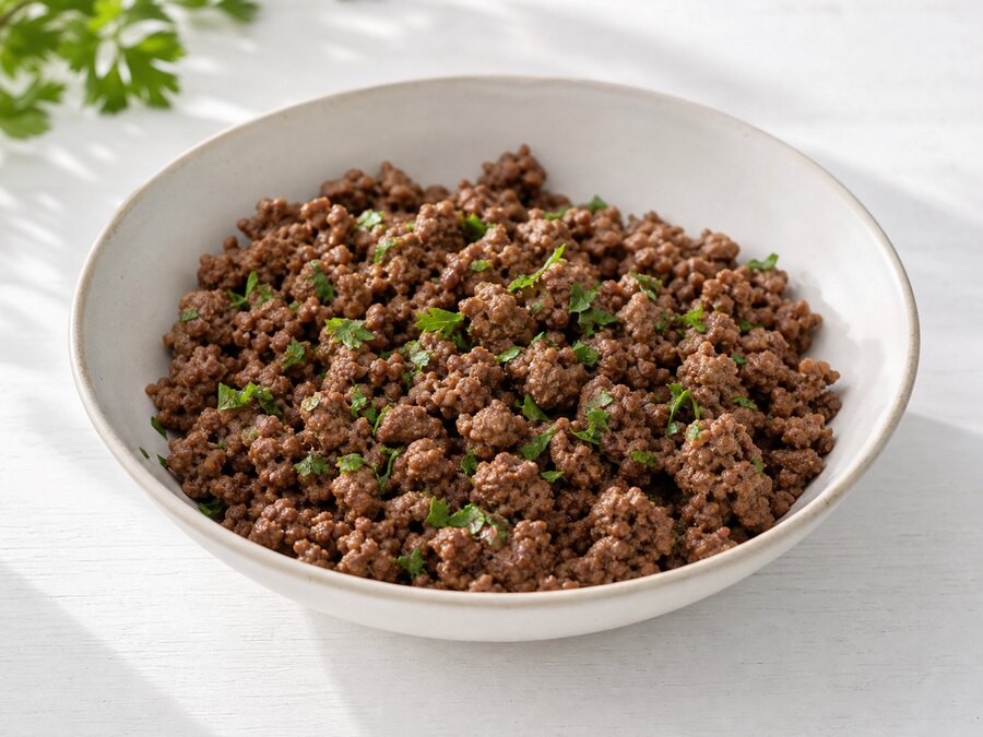 Stekt köttfärs med färska örter i en ljus skål