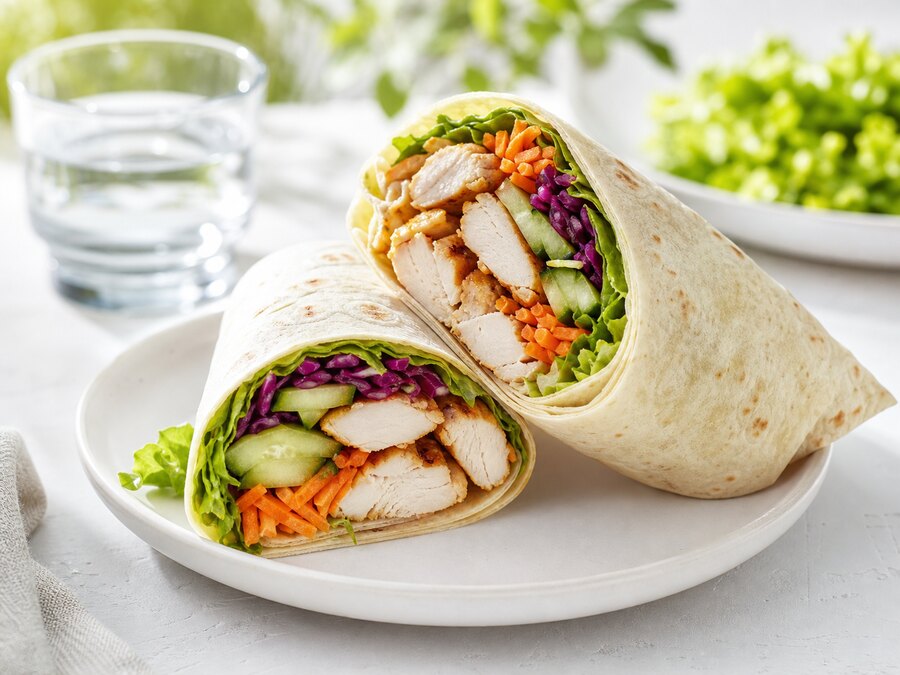 Kycklingwraps med krispiga grönsaker och sallad
