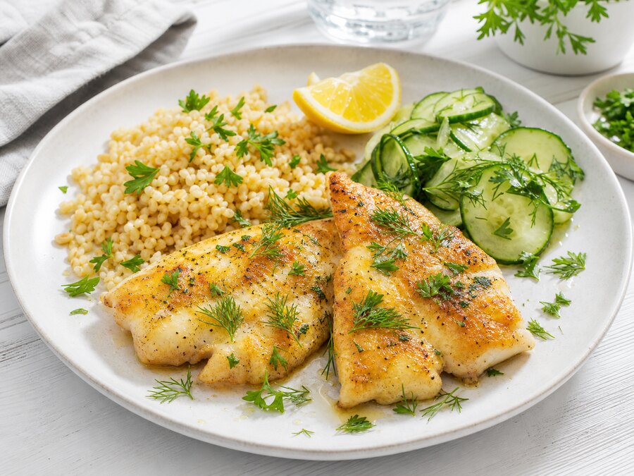 Rödspättafilé med bulgur, gurksallad, citron och örter